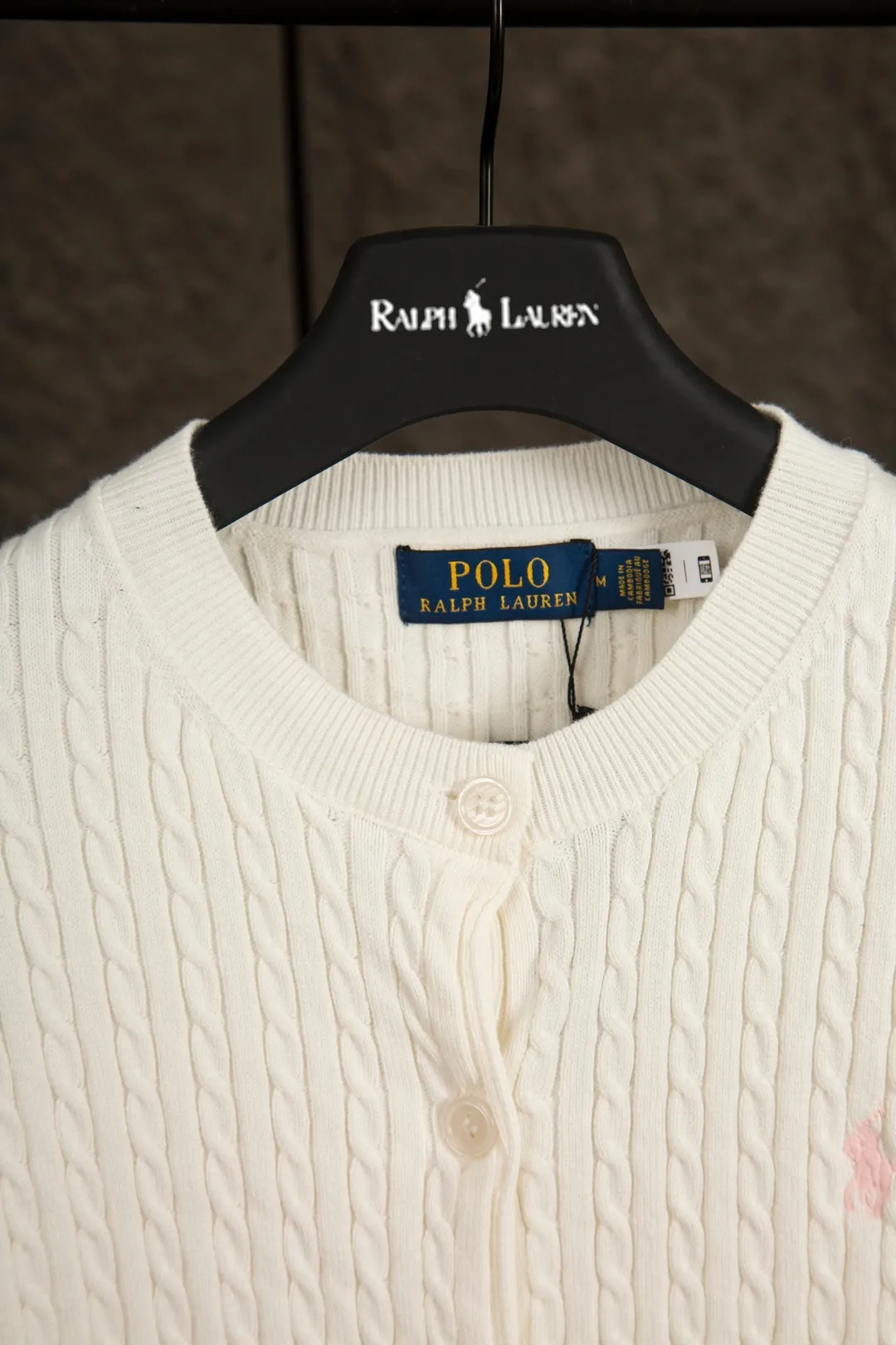 P196 Actual photo [Evergreen for all seasons] Style number: 25123# Color: black/navy blue/almond/white Size: S-XL - Ralph Lauren/Ralph Lauren 2025FW Zhao Lusi's same solid color logo knitted versatile fine twist knitted buttoned long-sleeved cardigan - RL's classic fine twist cardigan 21S quality cotton yarn A cardigan that can be worn in all seasons Can be matched inside or outside Simple and clean basic color matching The upper body is clean and flawless. The comfort brought by imported cotton yarn is soft. An item that cannot be rejected.